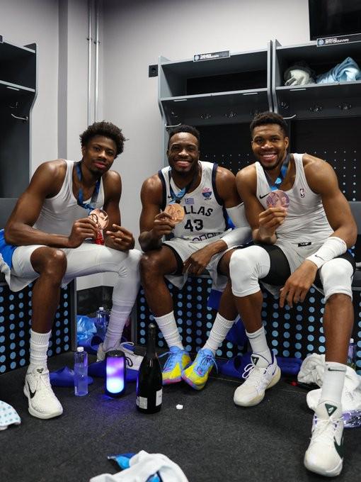 兄弟的家鄉(xiāng)籃球？ Antetokounmpo和兩個(gè)兄弟在歐洲錦標(biāo)賽中展示銅牌 并一起拍照