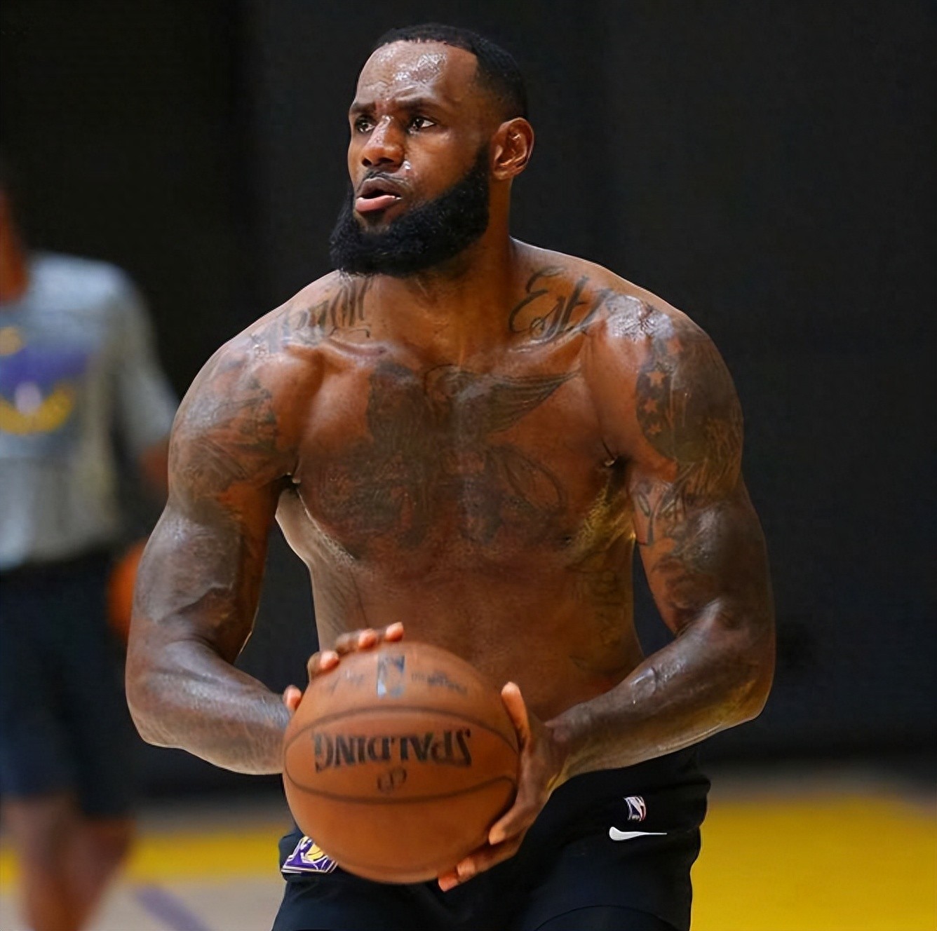 NBA被公認(rèn)為有五個(gè)主要明星 例如刀狀的肌肉 詹姆斯失去了選舉 威斯布魯克很完美