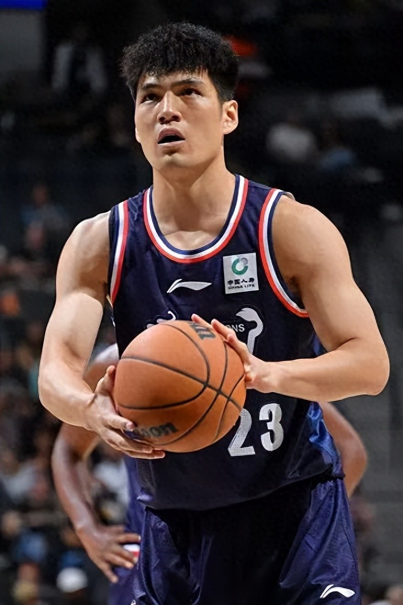 面對(duì)馬刺 陳國豪半場拿下14分！文山也登場！