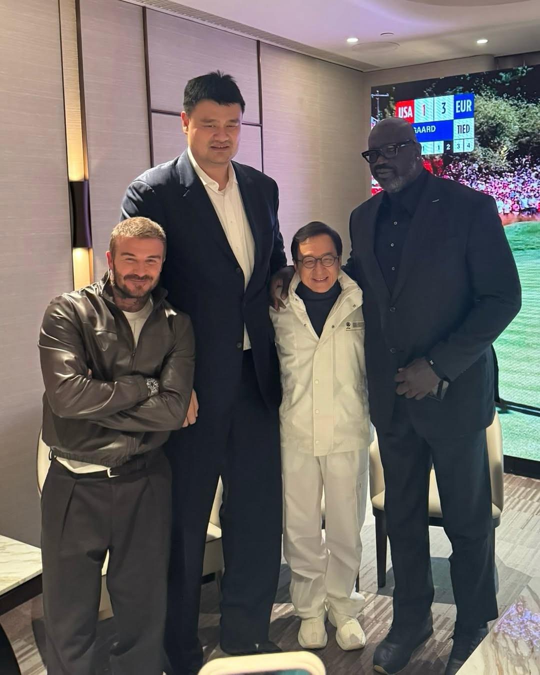 現(xiàn)場觀看NBA中國比賽 貝克漢姆曬出與姚明、奧尼爾、成龍的合影